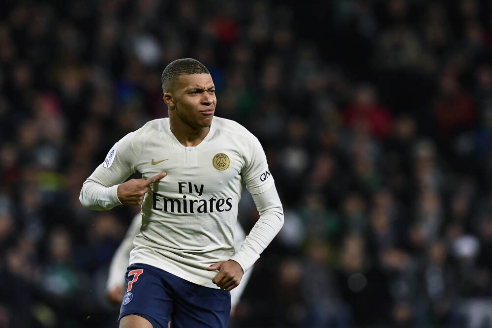 AI应用概念股早盘活跃 美图公司及汇量科技均涨超5%